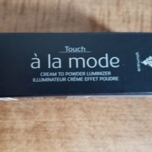 Younique Touch A' La Mode Luminizer Benevolent New